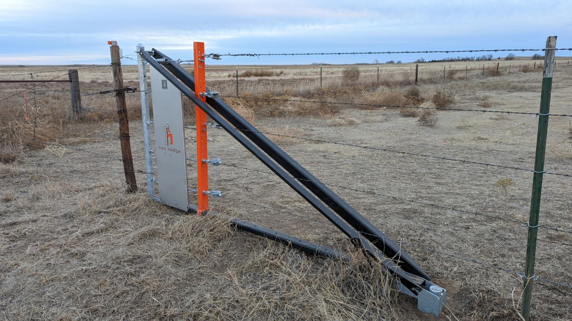 Steel Folding Fence Corner: Single Fence Posts for sale | Buhler, KS, image size:1847x1039