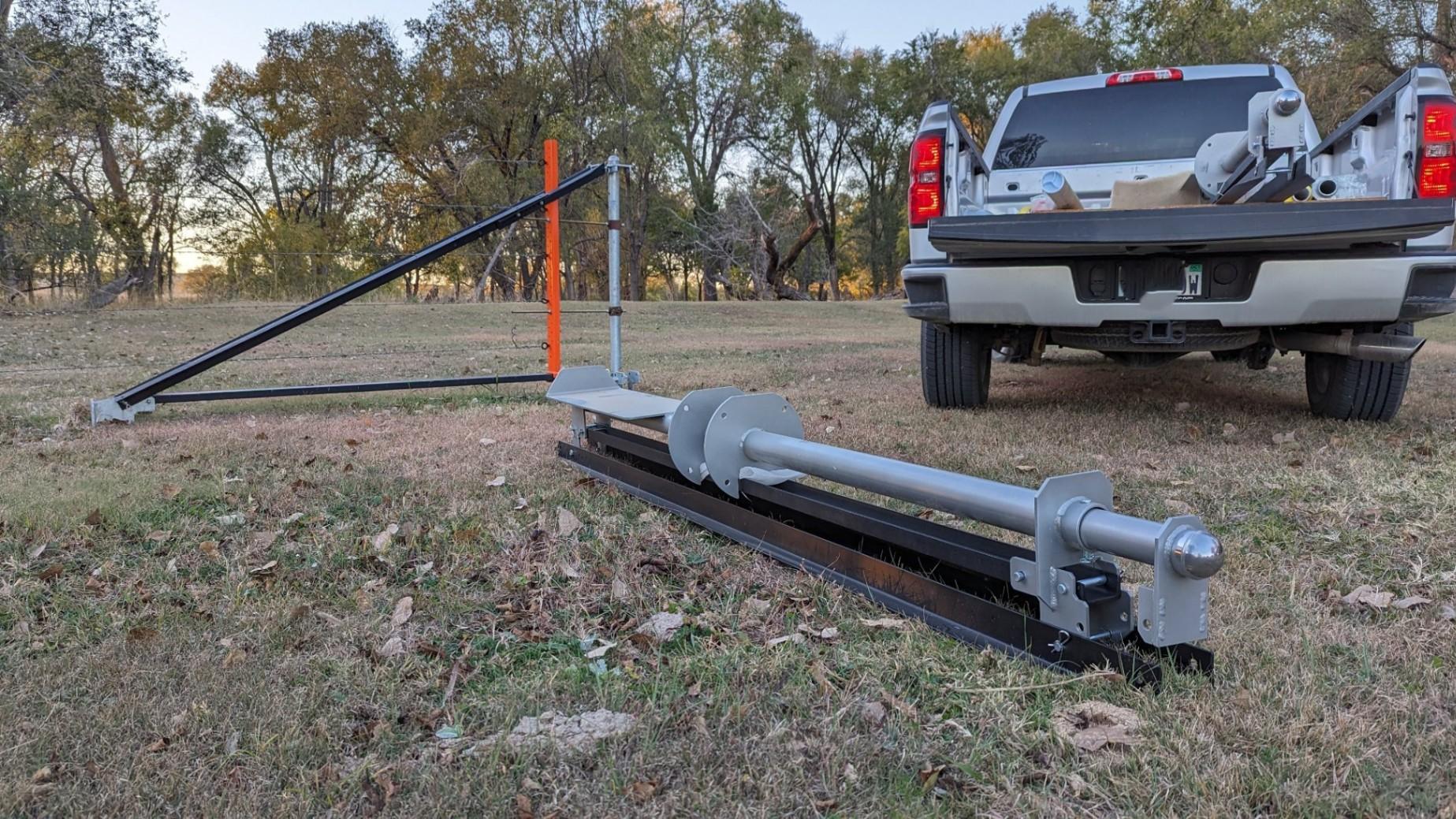 Steel Folding Fence Corner: Single Fence Posts for sale | Buhler, KS, image size:1847x1039