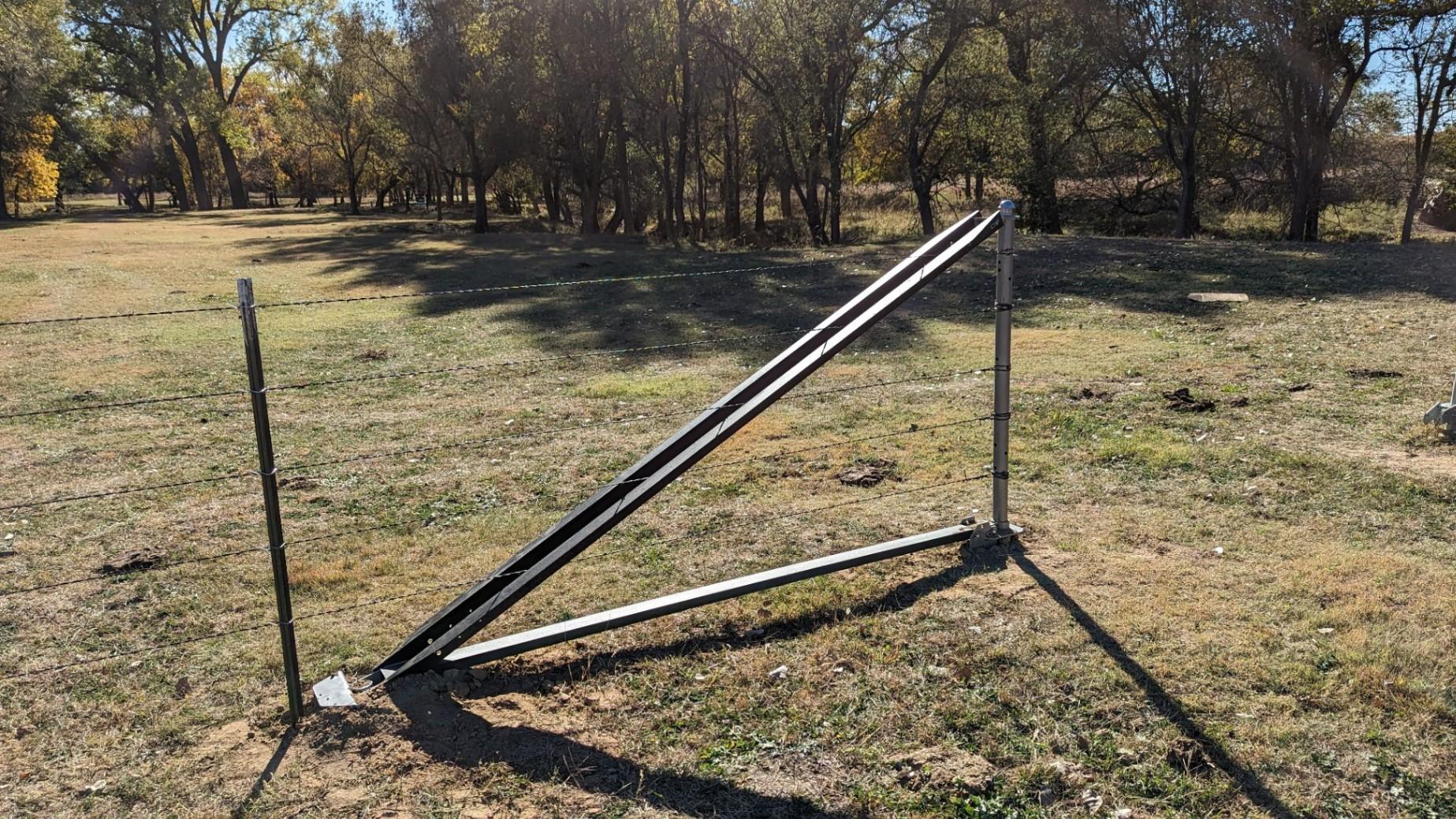 Steel Folding Fence Corner: Single Fence Posts for sale | Buhler, KS, image size:1847x1039